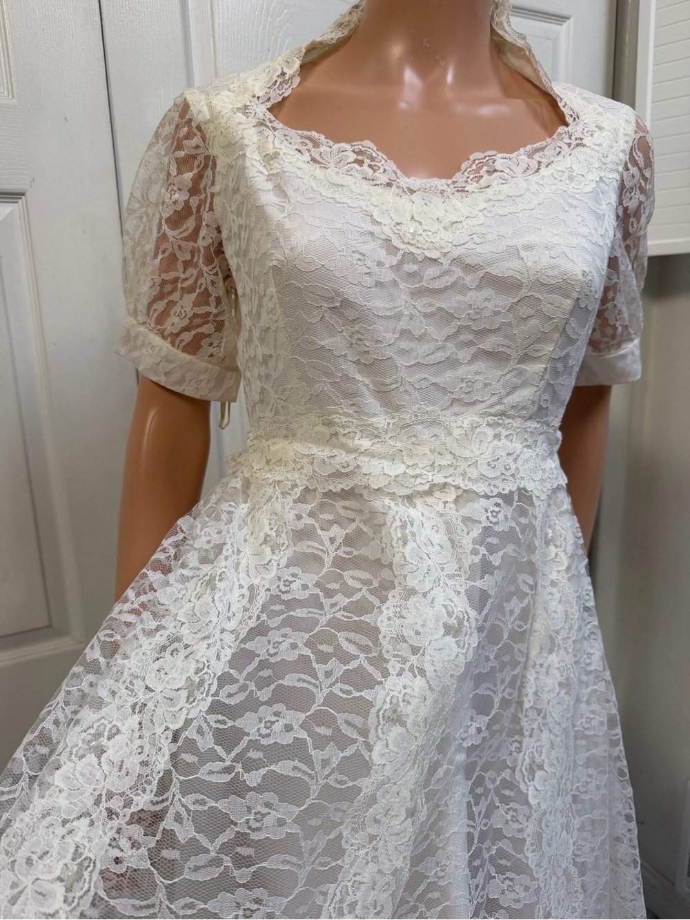VTG Ivory Lace Bridal Gown Scalloped Neckline Short Sleeves Wedding Dress Sz 12 - Picture 16 of 16